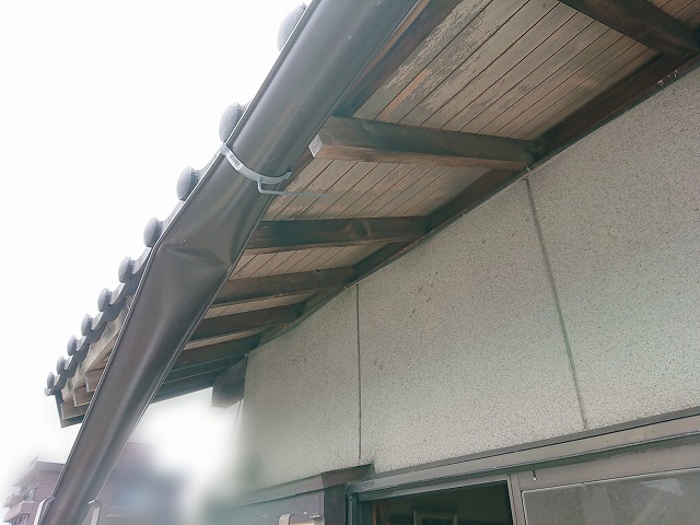 山県市で住宅の外回りの点検、軒天井の劣化やカーポートのポリカーボネート屋根の破損を確認